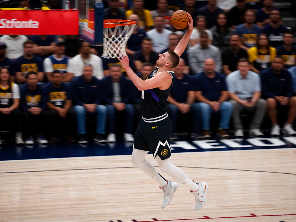 NBA季后赛激烈对抗场景